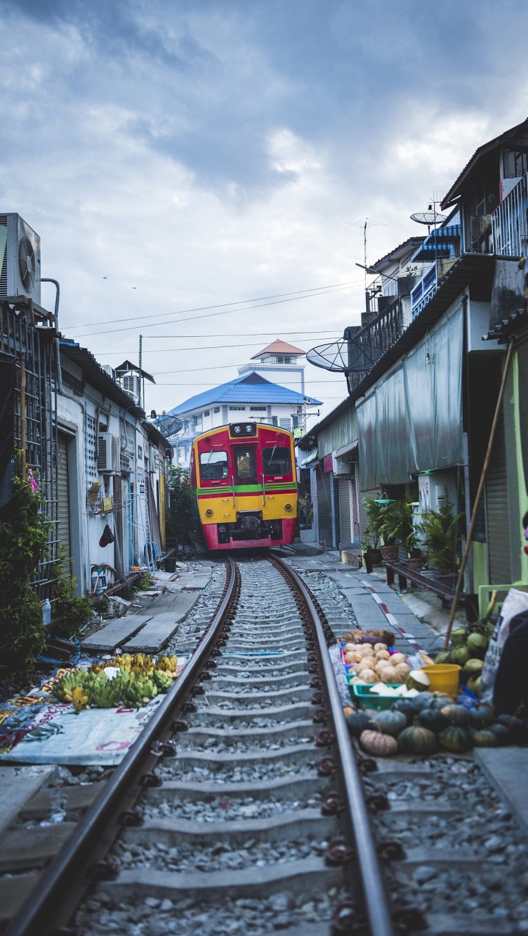 铁路就是摊位？泰国市集离谱又迷人_fororder_VCG41N900462094